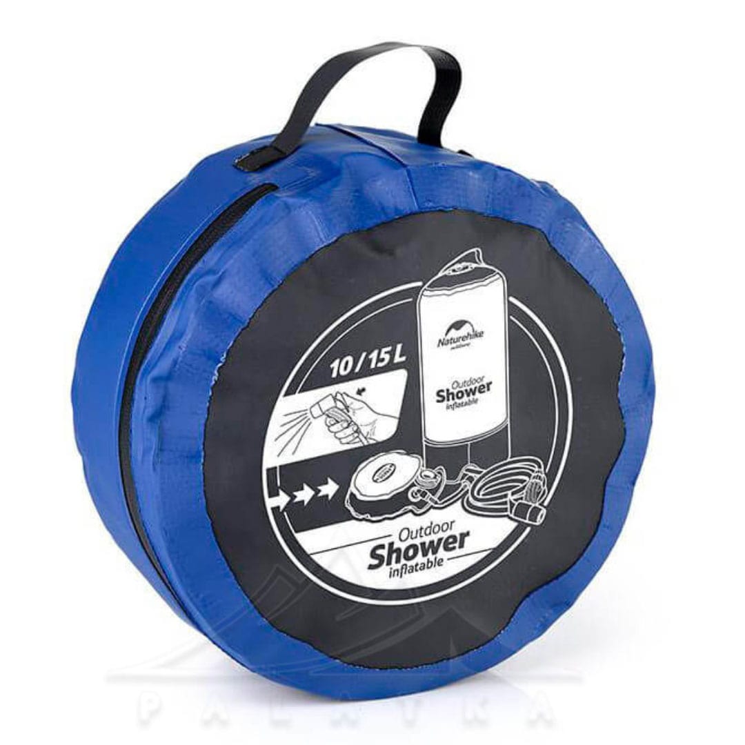 دوش صحرایی 11 لیتری نیچرهایک مدل NH17L101-D در حالت جمع شده و آماده برای قرار گرفتن در کوله‌پشتی