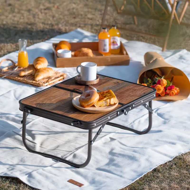 سرو غذا در فضای باز با میز کمپینگ تاشو نیچرهایک مدل NH20JJ028