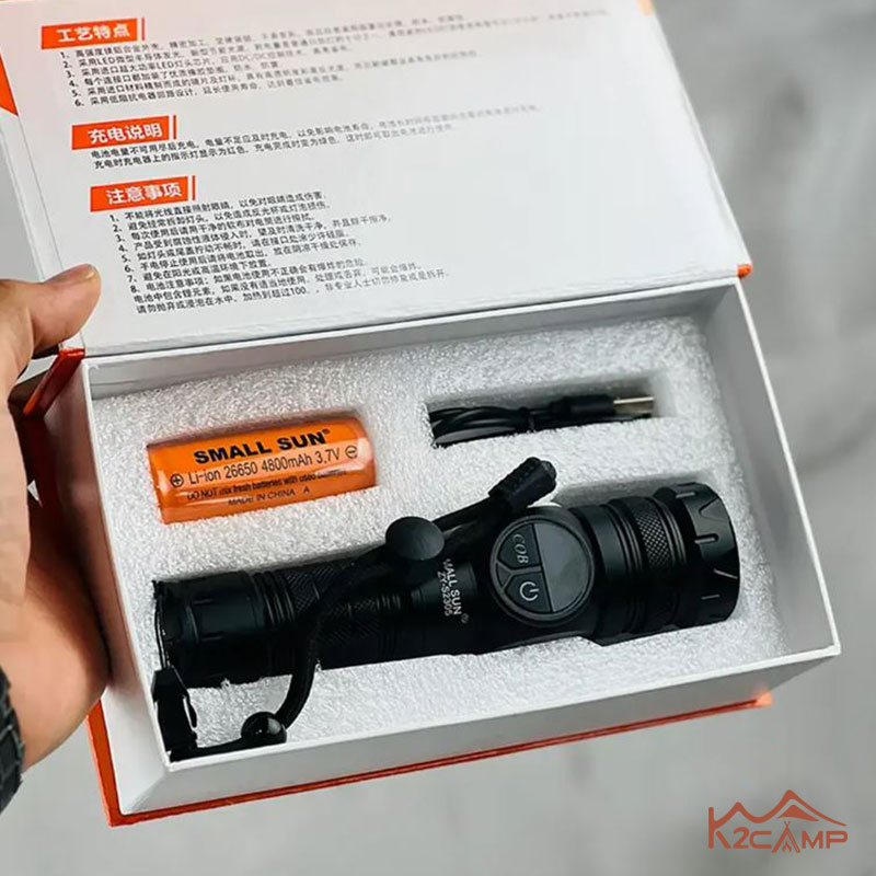 اقلام همراه چراغ قوه اسمال سان مدل ZY-S2305 شامل باتری و کابل شارژ.